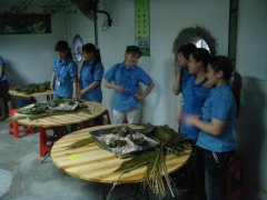 巧媳婦、新酷男，老節(jié)日，新過法！--記端午節(jié)DIY包粽子比賽